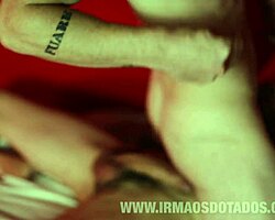 Бразилски мачовци делят голям пенис и свършване в сцена в сауна