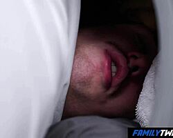 Garage Bollente, Papà e Twink, Twink, Scopata Culo Gay, Tabù, Preservativo Gay, Sorpresi in Azione