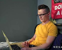 Monsterstorlek, Råa Möten, Granne, Intensiv Anal, Sängsex, Muskelman, Knulla