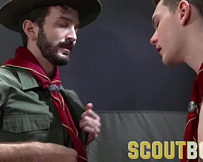 Прича о слатком извиђачу кога је длакави DILF сирово опалио напољу.