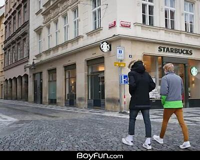 보이펀 - 도메닉 이스턴이 톰 말론의 좁은 엉덩이를 손가락으로 자극하고 베어백