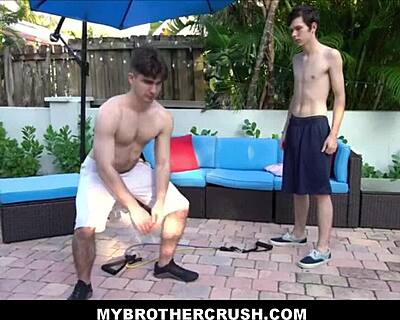 אח חורג טווינק דקוטה לאבל נדפק חזק על ידי אח חורג במוסך