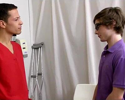 Asiatisk twink udforsker første gang med genert nysgerrighed