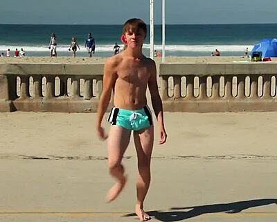 Pernah tengok twink menari dalam speedo bonjolan di pantai?
