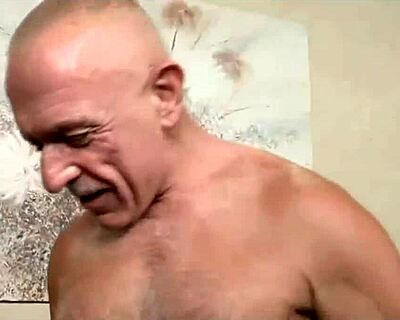 Silberner Daddy dominiert geilen Bottom-Boy!