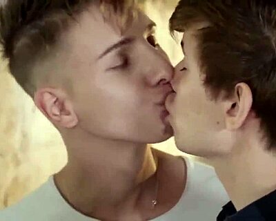 היי, תראה את פעולת השלישייה הפרועה של הטווינקים האלה!