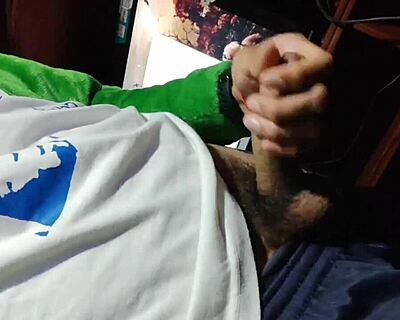 زب كبير لتوينك شاب يرش السائل في فيديو منزلي جامح