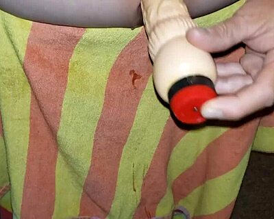 Azgın soloboy dildo ile creampie fantezilerini ev yapımı twink amatör seansında keşfediyor