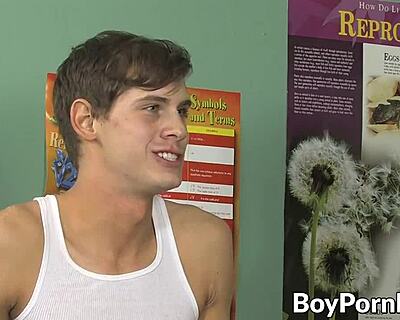 Szeretem a csókolózást és a szopást, mielőtt döngetem az édes twinkeket az osztályteremben.