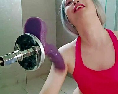 Deepthroat dildo stroj mě trhá jako profíka