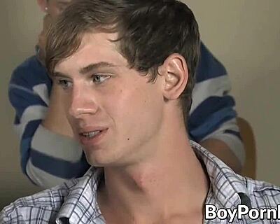 Ehi, guarda questo twink selvaggio che limona e scopa duro da dietro