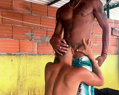 Човек, гледам братовчеда ми да ми духа на терасата докато съседа дръпва... по дяволите!