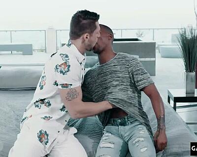 Sledoval horúci medzirasový trojku po parnej masáži