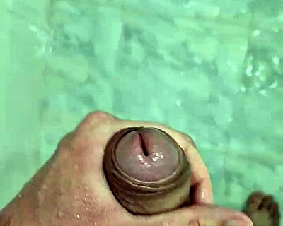 Twink Brazil lancap di bilik mandi dengan vibes fetish sexy rumah