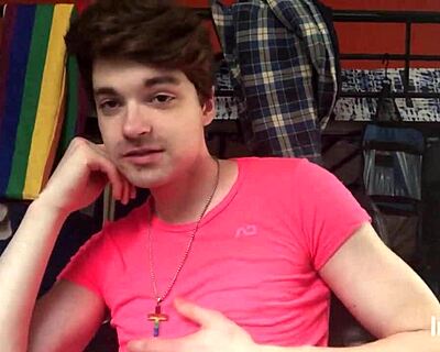 Gay twink Niko Springs strippar långsamt, retar och visar sin massiva kuk hemma