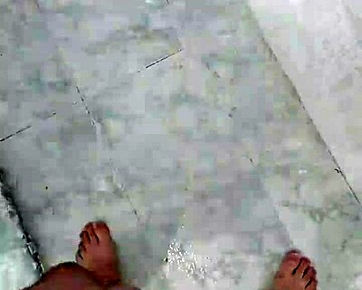 Just caught this exotic guy mijando no banho, so hot!