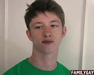 Doctor vitreg gay învață pacient twink sex în camera de spital