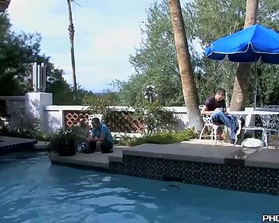 Горещи гей съпрузи се промъкват за бърз секс, докато жените ги няма