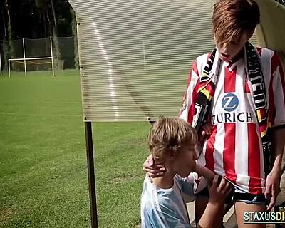 Twinks européens disent : Allez, on se doigte et on bareback direct !