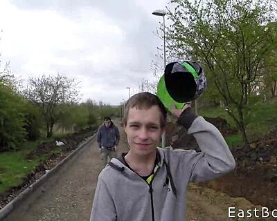 ガリガリツインクがチェコの若者フェラレッスンでしゃぶり方学ぶ