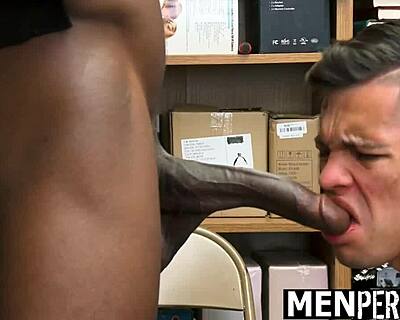 Snattarmisstänkt ger efter för gaypolisers raw krav i garage. Menperps tog honom på bar gärning.