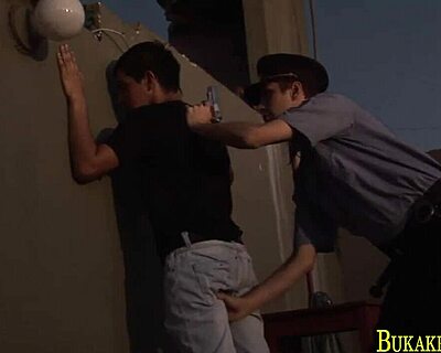 Twink ลาตินถูกมัดและ facial ใน blowbang ตำรวจดุเดือด