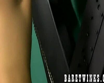 Orgia BDSM rough con twink skinny giovani e gioco intenso con toy