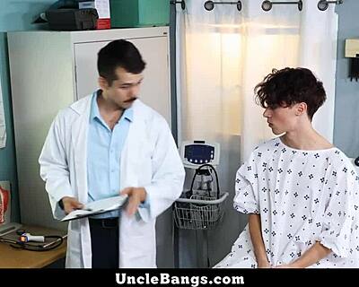 Gay doktor hovorí: Dovoľ mi skontrolovať tvoje sexuálne zdravie, twink!