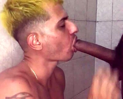 Joven negro llenándome la boca en el glory hole