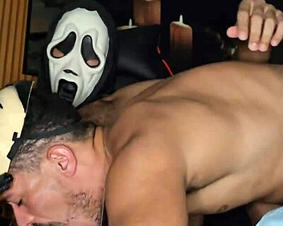 Joyeux Halloween avec pilonnage de bite monstre et charges crémeuses