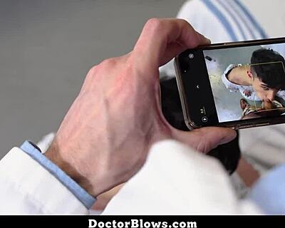 Doctor gay horny follando a su paciente por toda la oficina - DoctorBlows