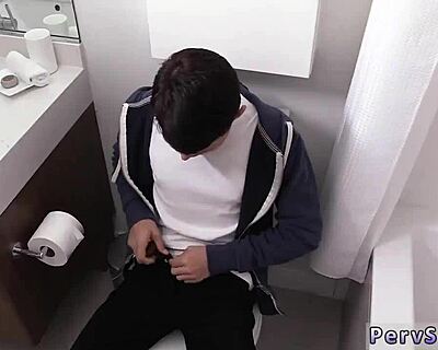 หนุ่มน้อย Austin คิดถึงเพื่อนเล่น แต่พี่ชายแทรกแซงในเรื่องเกย์