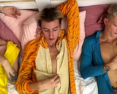 Di pesta piyama liar, cowok-cowok gabung buat seks keras sama ladyboy