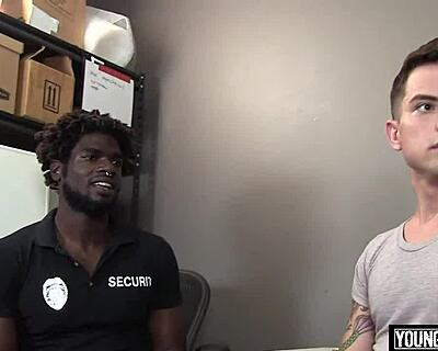 Čierny policajt dominuje rovnému mladíkovi 18+ v hardcore medzirasovom súboji