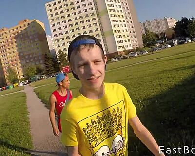 Ιστορία webcam με skater νεαρούς να πιπιλίζουν και να γαμιούνται χωρίς προφυλακτικό σε καυτή συνεδρία 18+