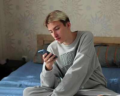 Doi twink-uri dulci seduc studentul cu pula mare pentru sex sălbatic