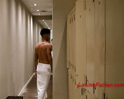 Fiesta en jacuzzi donde tres twinks latinos follan duro