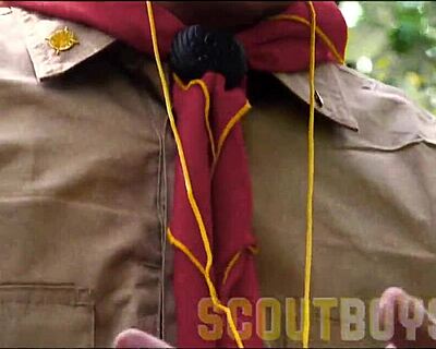 Scoutboys: Niedźwiedź zalewa młodych synów w dzikiej leśnej przygodzie