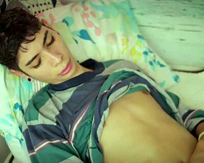 Hej, hočeš videt, kako drkam svoj ogromen naoljen tič, dokler ne eksplodiram?