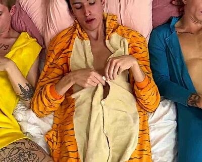 Слатки младићи се играју и заводе у врућу аналну акцију са свршавањем унутра