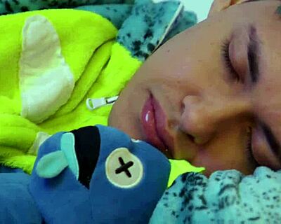 Je kiffe visiter mon pote dans sa chambre pour des jeux érotiques