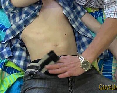 Onbesneden twink zuigt hard en wordt diep geneukt