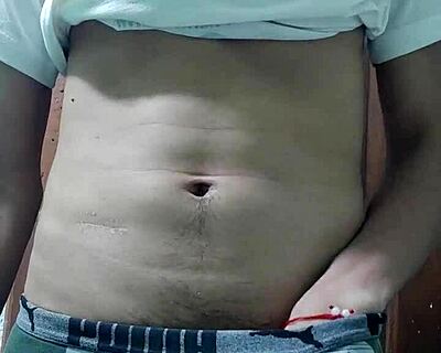 شاب يطلع زبه لجلسة استمناء غنية منفردة