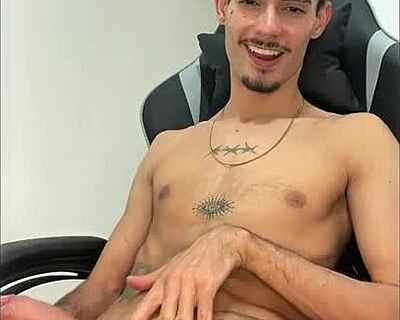 Ce brun maigre novinho avec une queue monstrueuse poilue jouit à fond