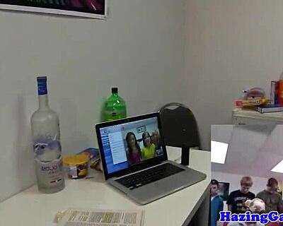 Twinks knullar arsle hårt i vild grupsex internat action