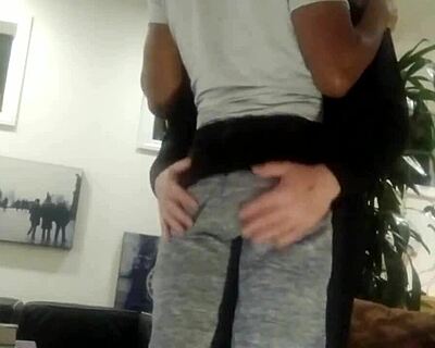 Шлепни мою жопу и подрочи мой сочный черный член, папочка