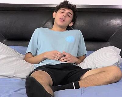 Ah, cara, o bissexual Carter Ford do Boycrush curte punhetar seu pau twink todo safado na cam, fetiche solo de masturbação...