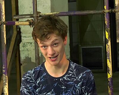 Интригующе-нейтрально: Молодой гей Алекс Фо связан для интенсивной сессии с игрушками